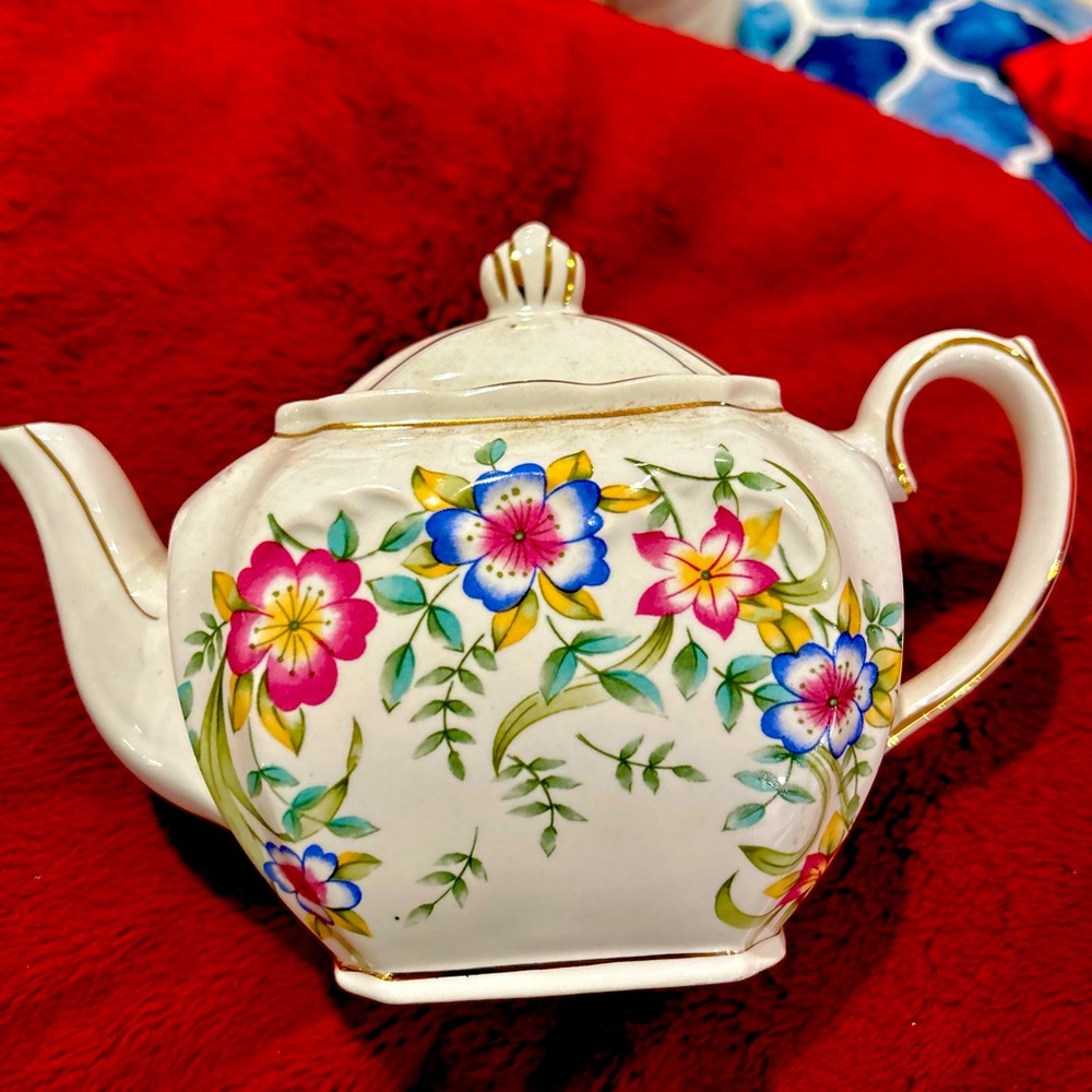 Vintage Windsor Made in England Floral Teapot w/Lid Gold Trim.